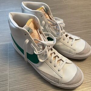 Nike Blazer Mid '77 Vintage
White Malachite